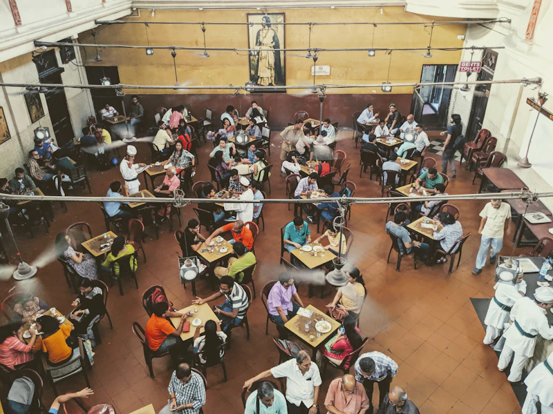 Grupo compartiendo alimentos en una mesa colectiva