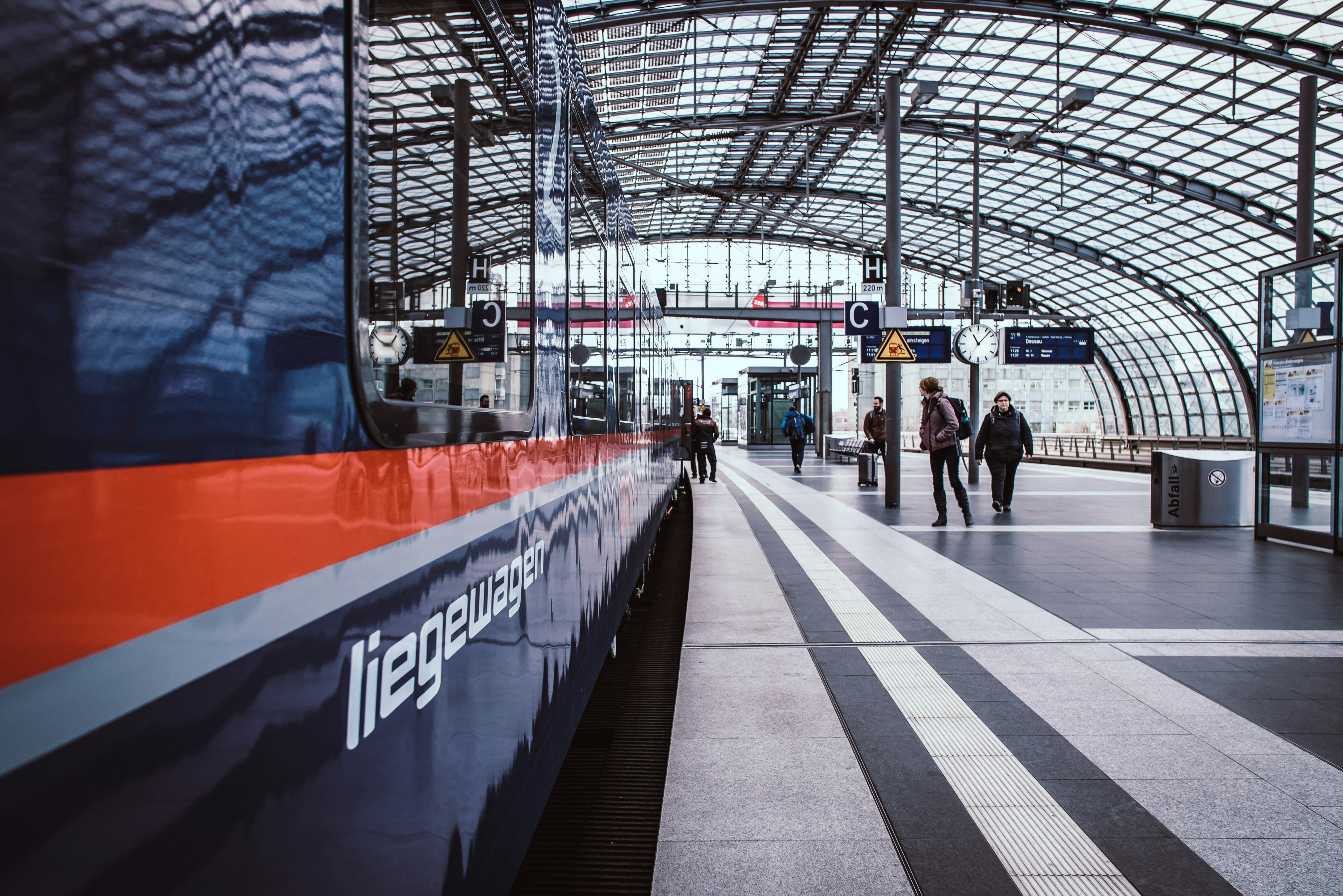 Ein Nachtzug an einem deutschen Bahnhof