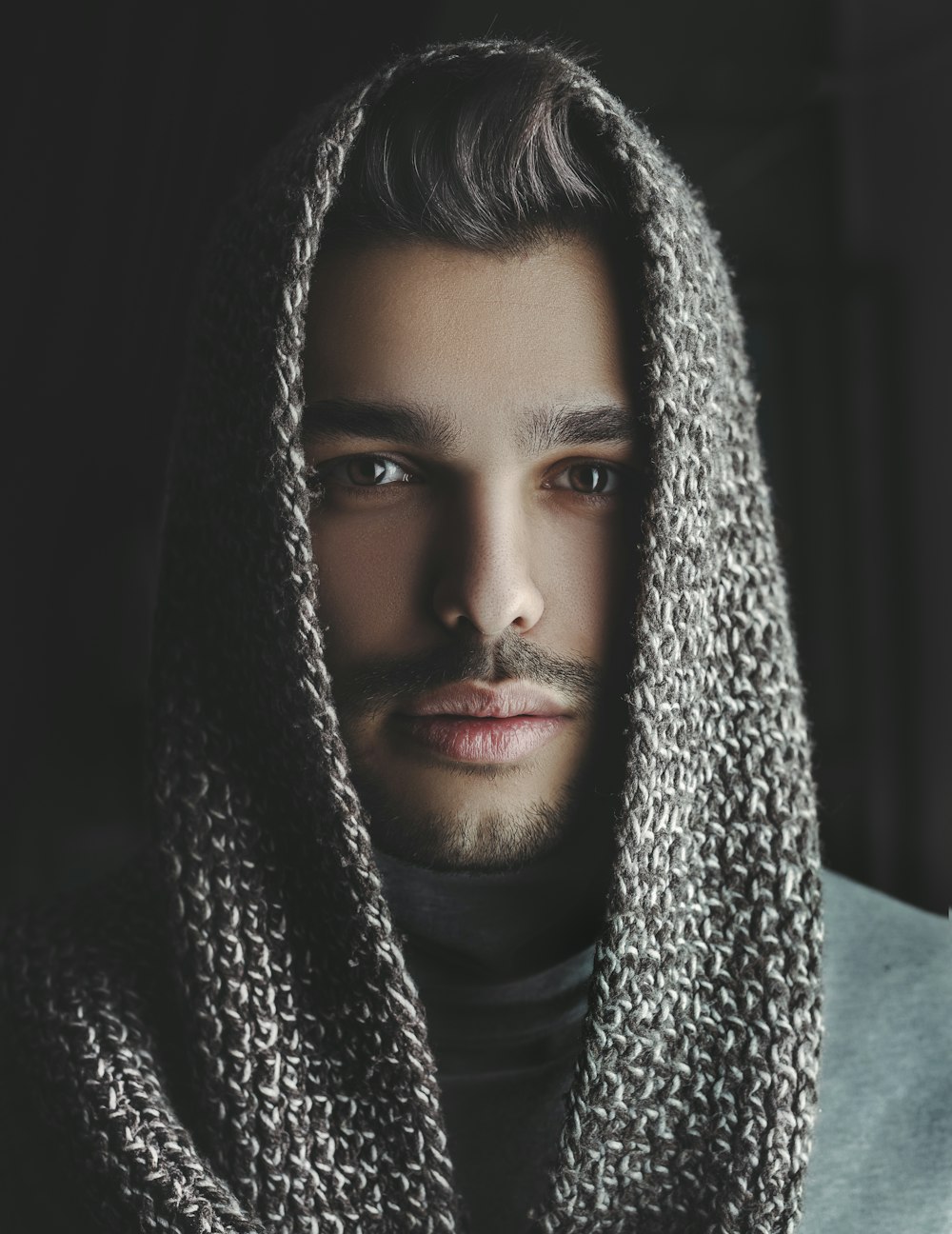 hombre con pañuelo gris en la cabeza