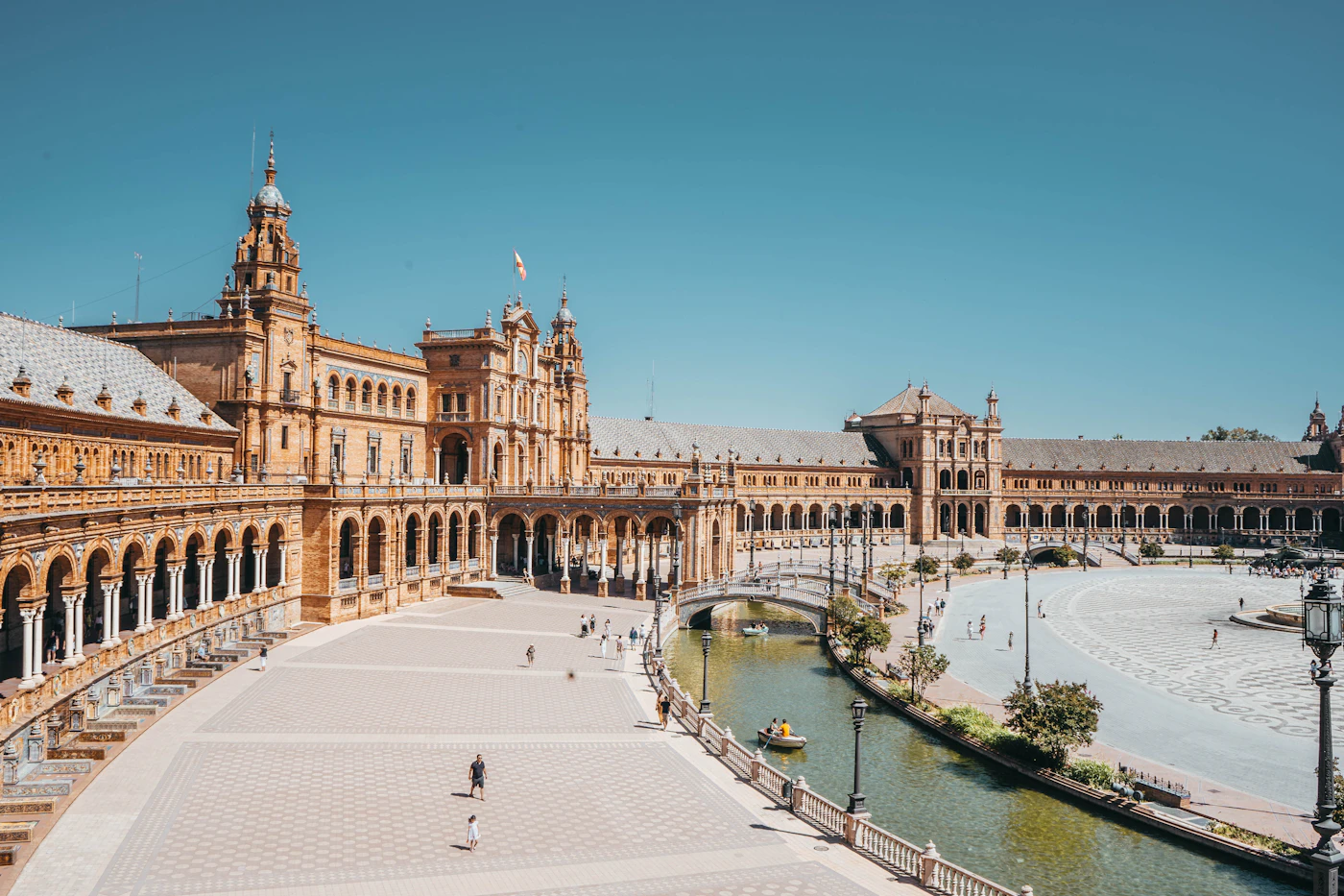 Plaza de España de Sevilla con sus puentes y torres, Andalucía, España