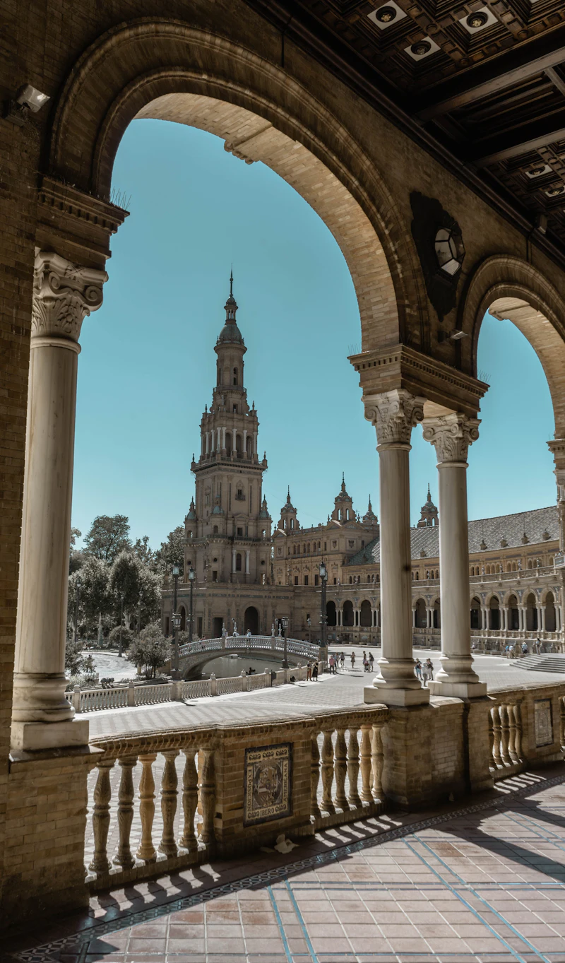torre blanca junto a un patio en Sevilla