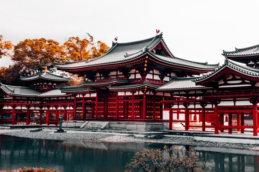 Templos de pagode vermelhos, pretos, brancos e cinzas
