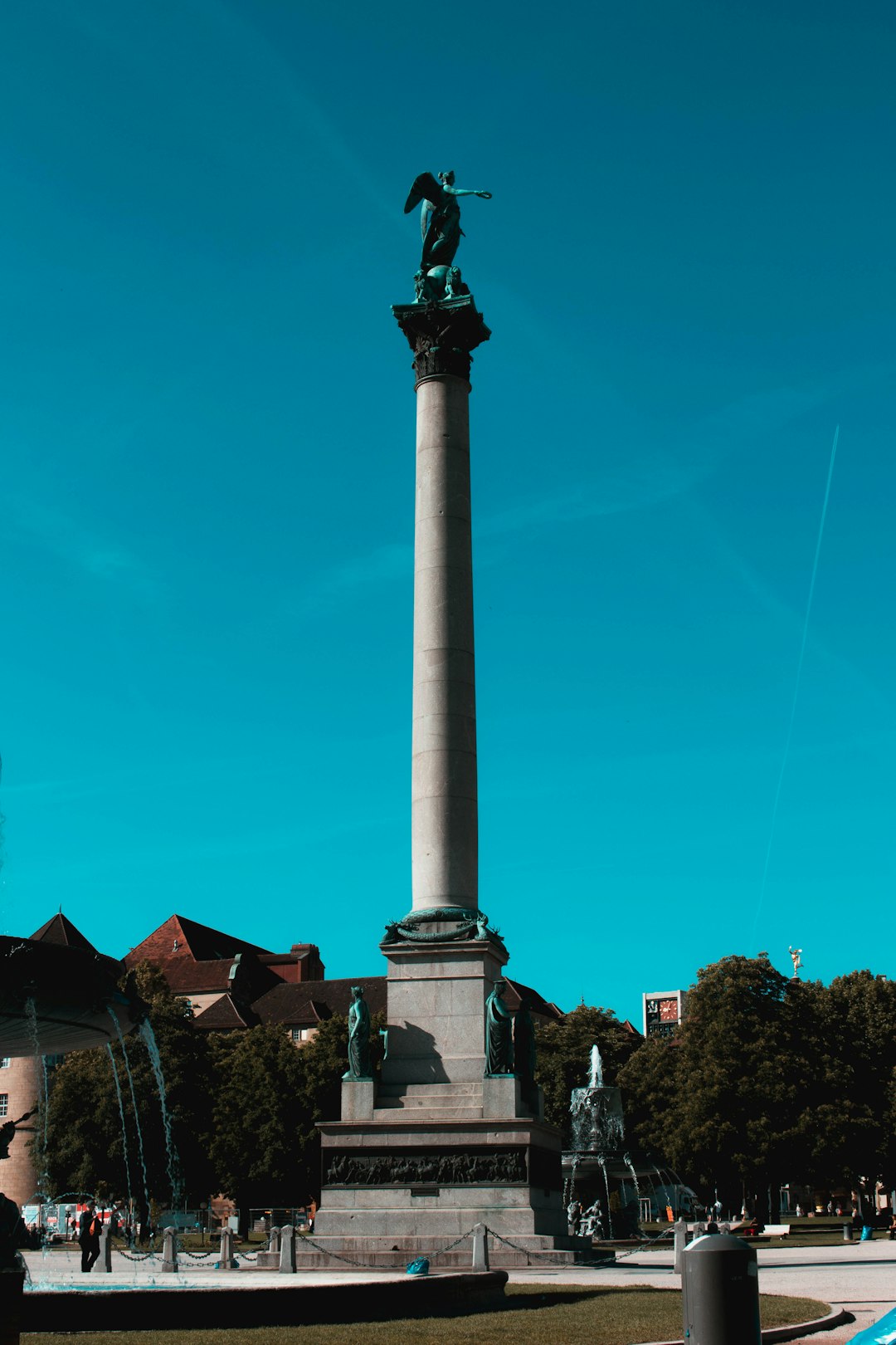 gray concrete monument