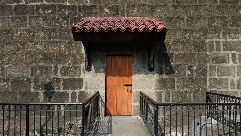 Porte fermée en bois brun