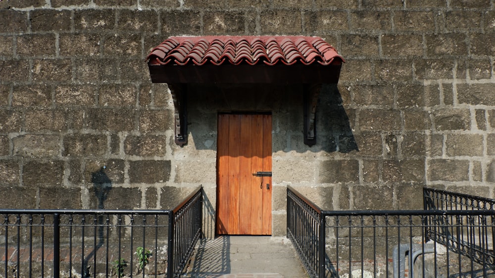 porta chiusa in legno marrone