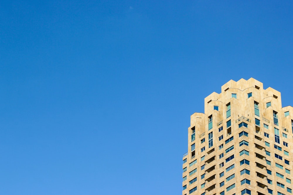 edificio de gran altura de hormigón beige