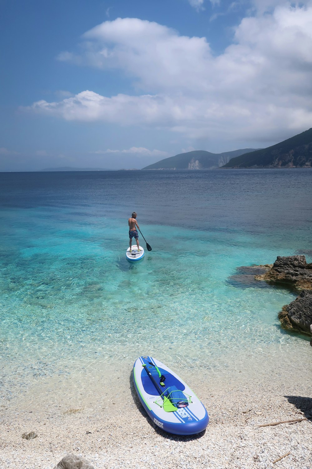 Pedalò blu e bianco vicino alla riva del mare