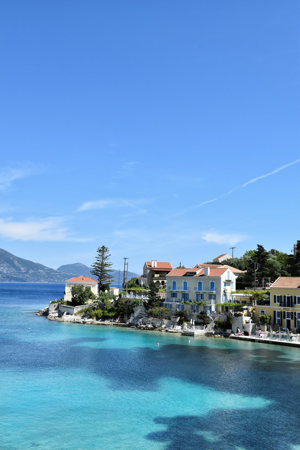 foto aerea di case in riva al mare