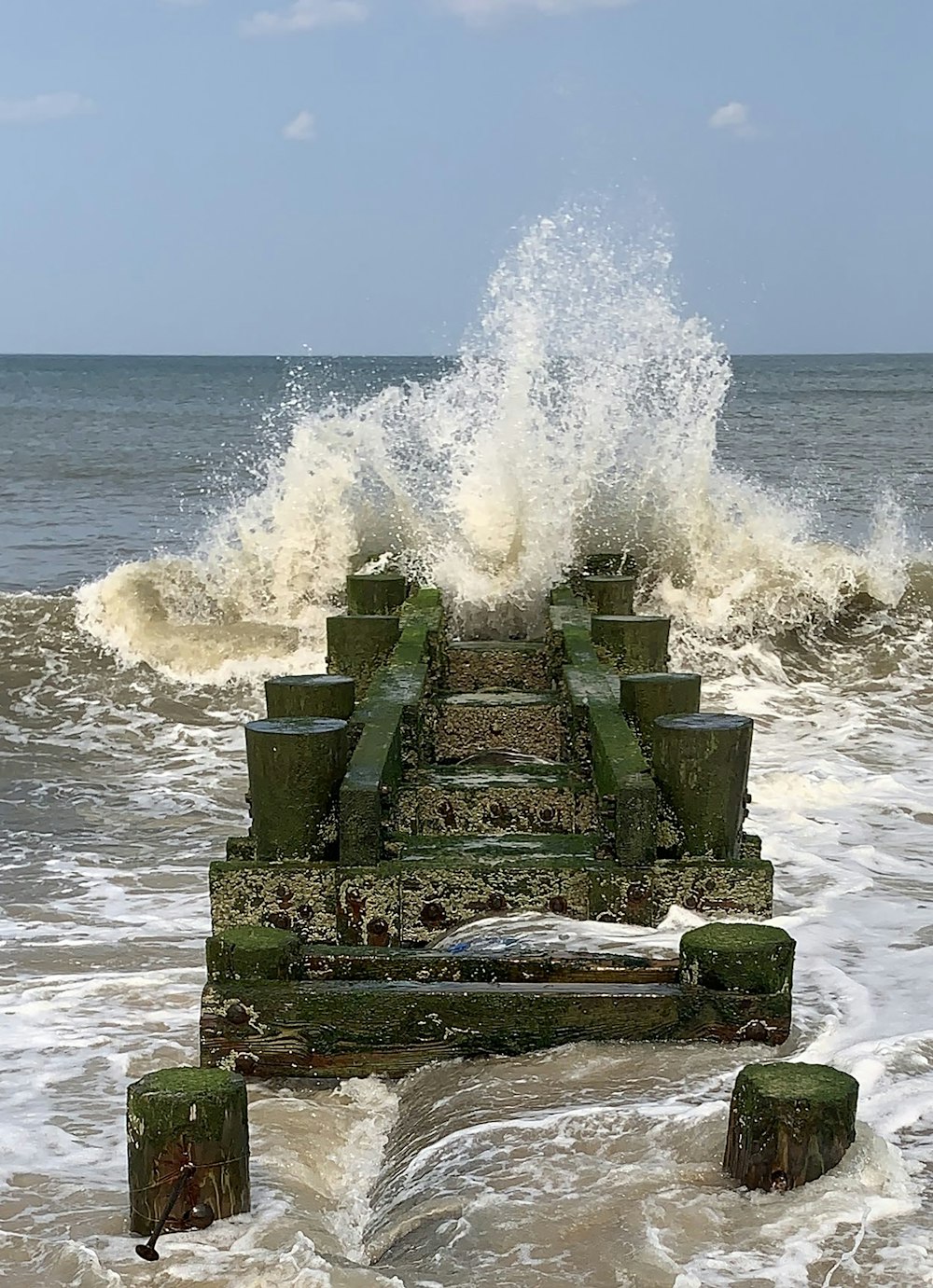 onda d'acqua accanto al molo del mare