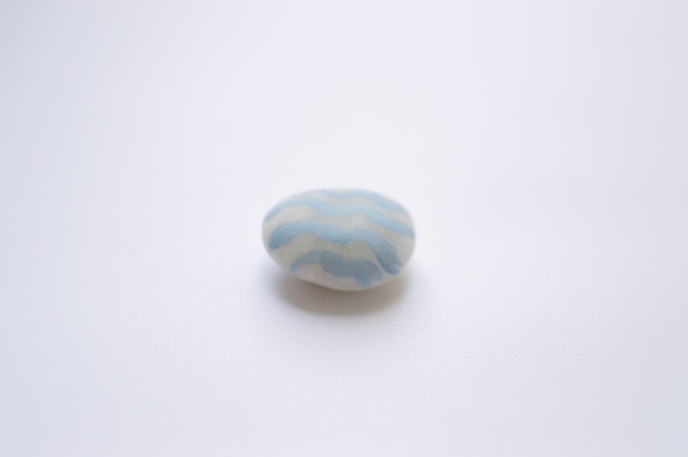 Piedra más blanca pintada de azul