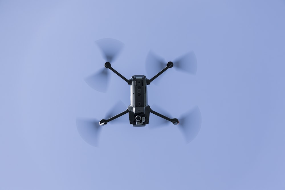 drone quadricoptère noir