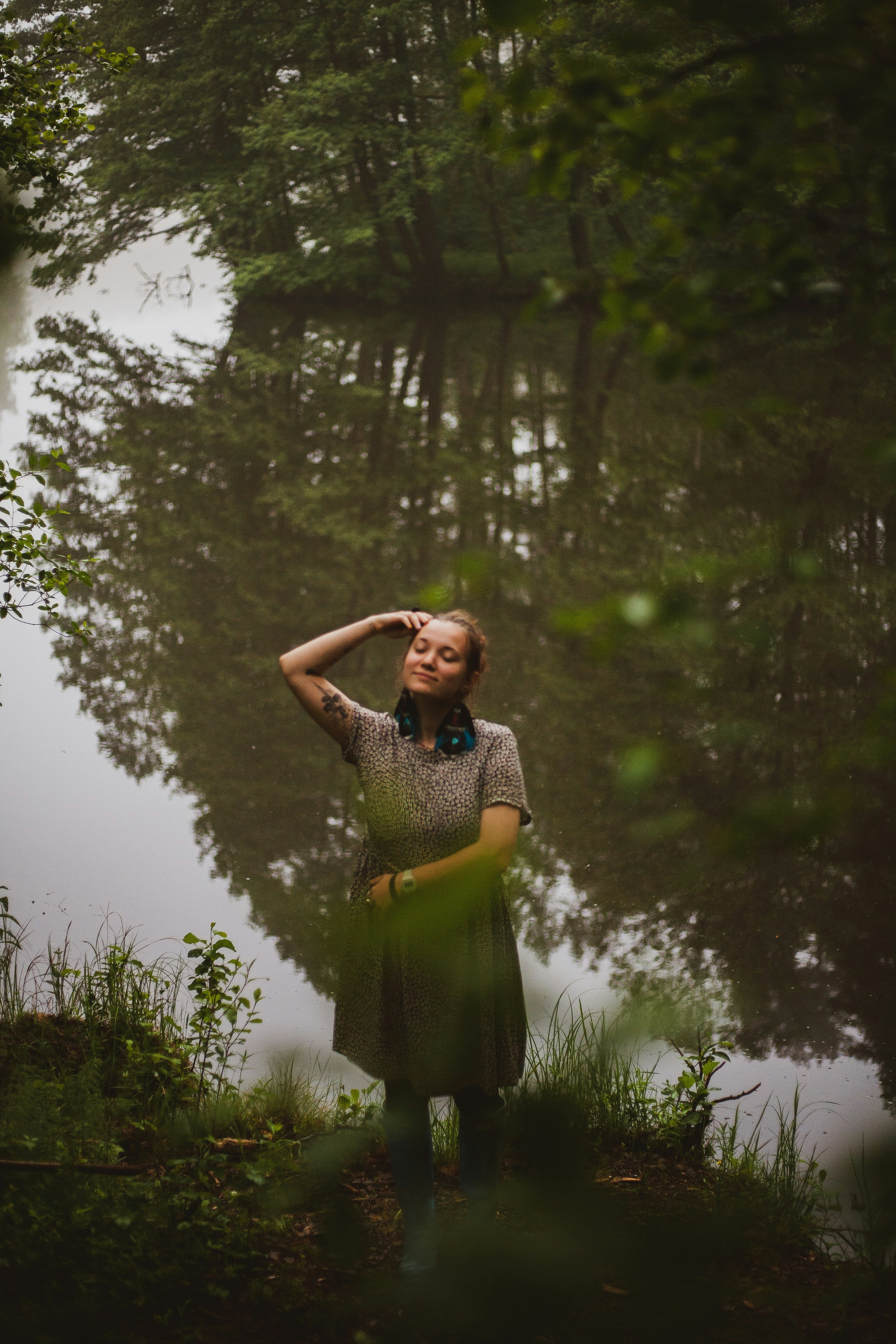 川のほとりに立つ女性の写真 Unsplashで見つける緑の無料写真