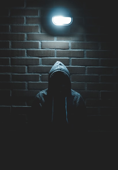 men's black pullover hoodie