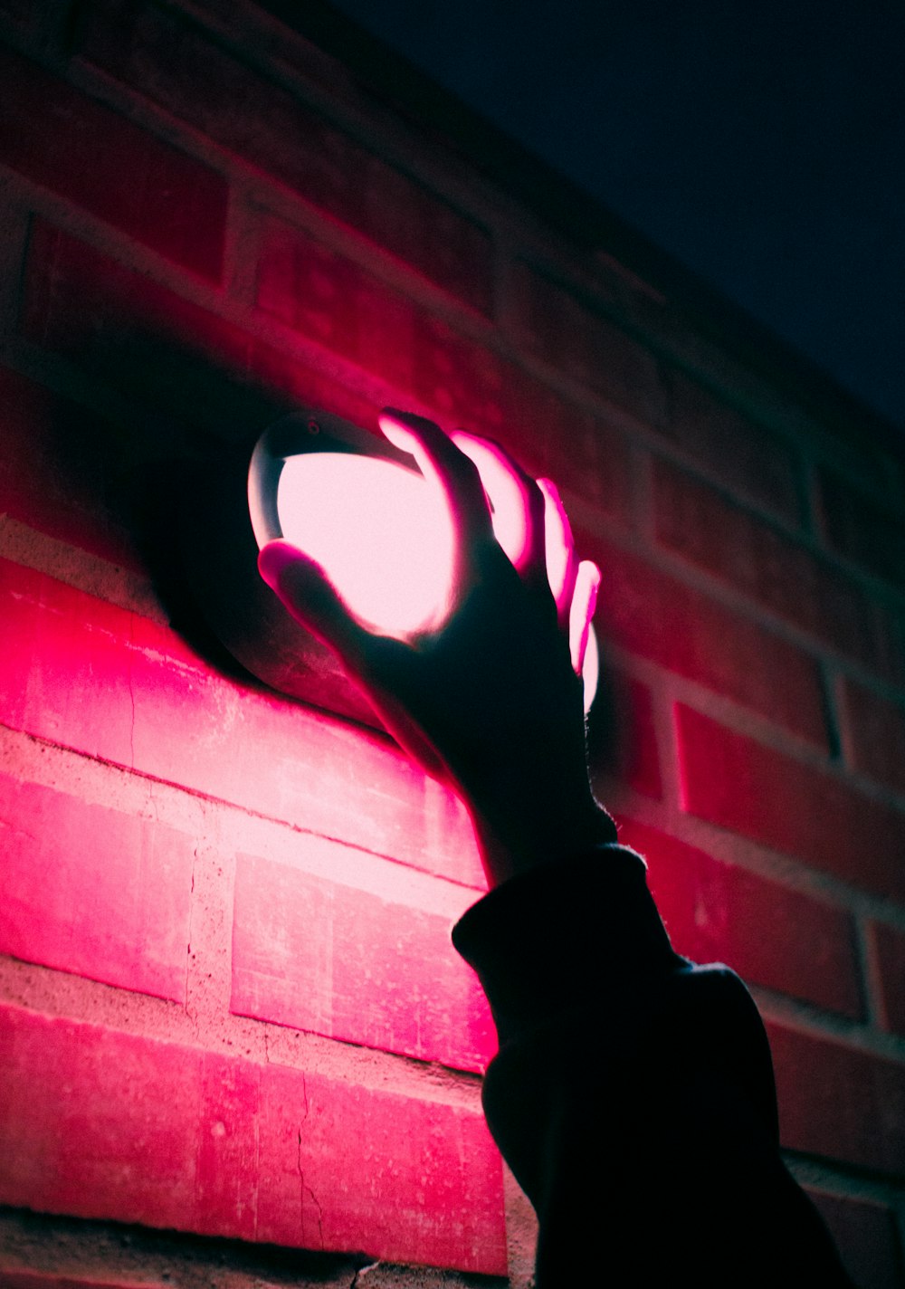 persona que toca la luz roja