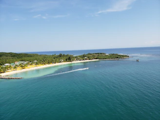 A scenic view of a tropical beach during a day excursion organized by Asomos Tours.
