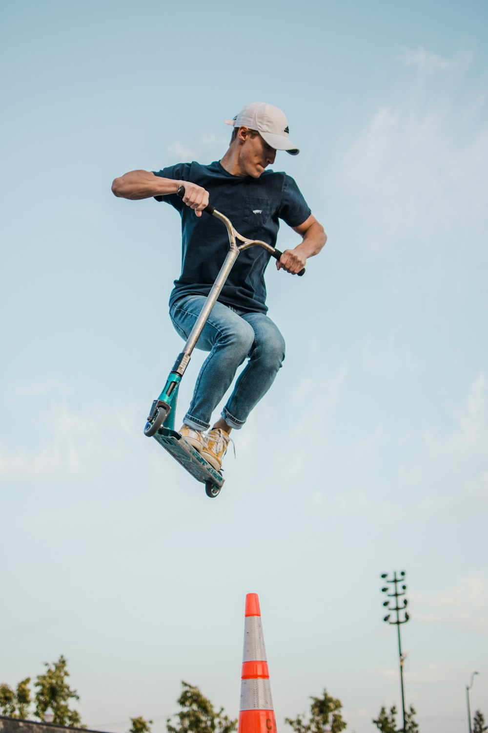fotografia di uomo che gioca a kick scooter durante il giorno