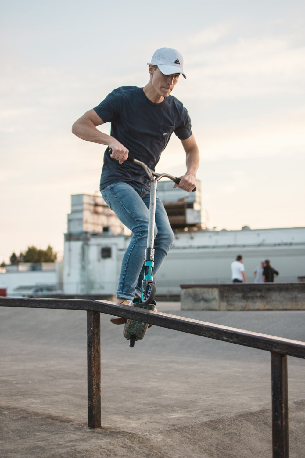 uomo che cavalca su kick scooter facendo trucchi