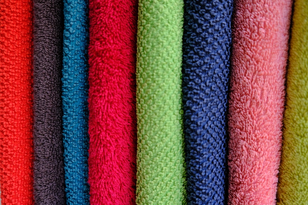 Textiles de couleurs assorties