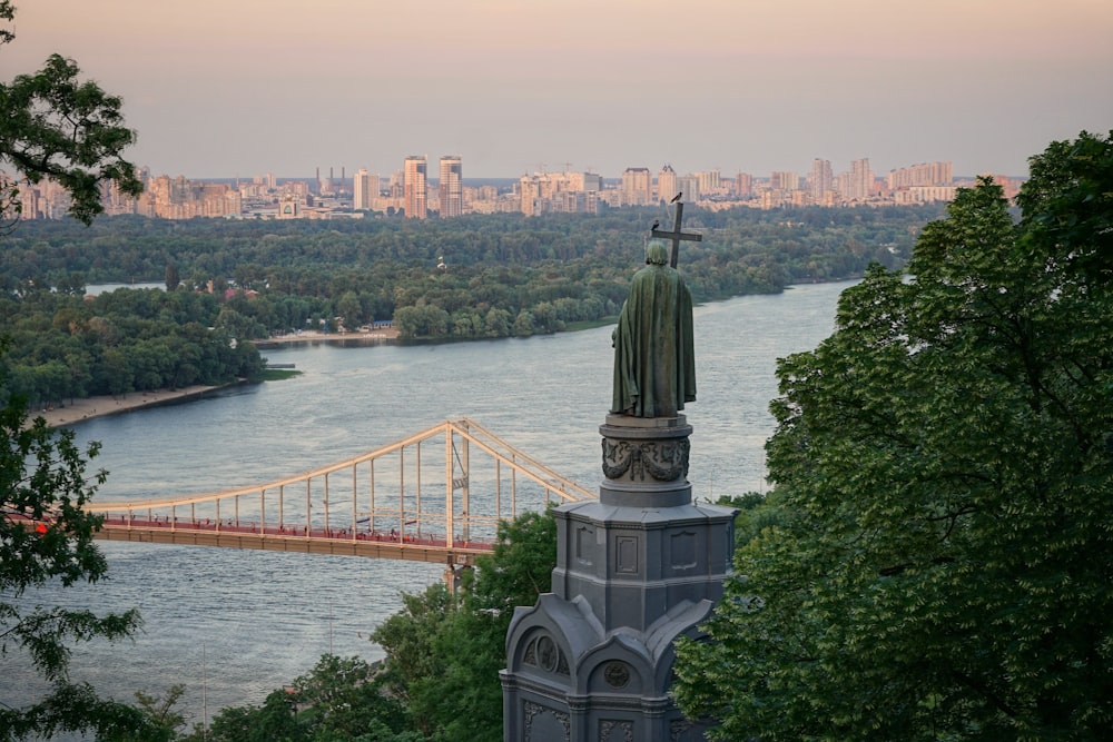 Luftaufnahme der braunen Hängebrücke bei Tag