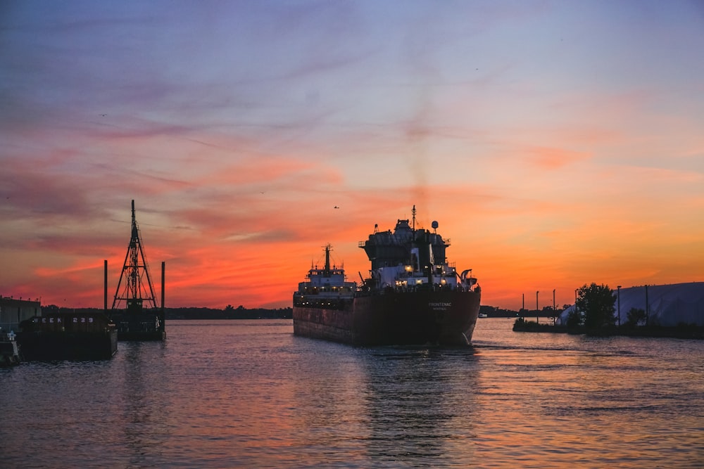 Boot auf dem Wasser während der goldenen Stunde