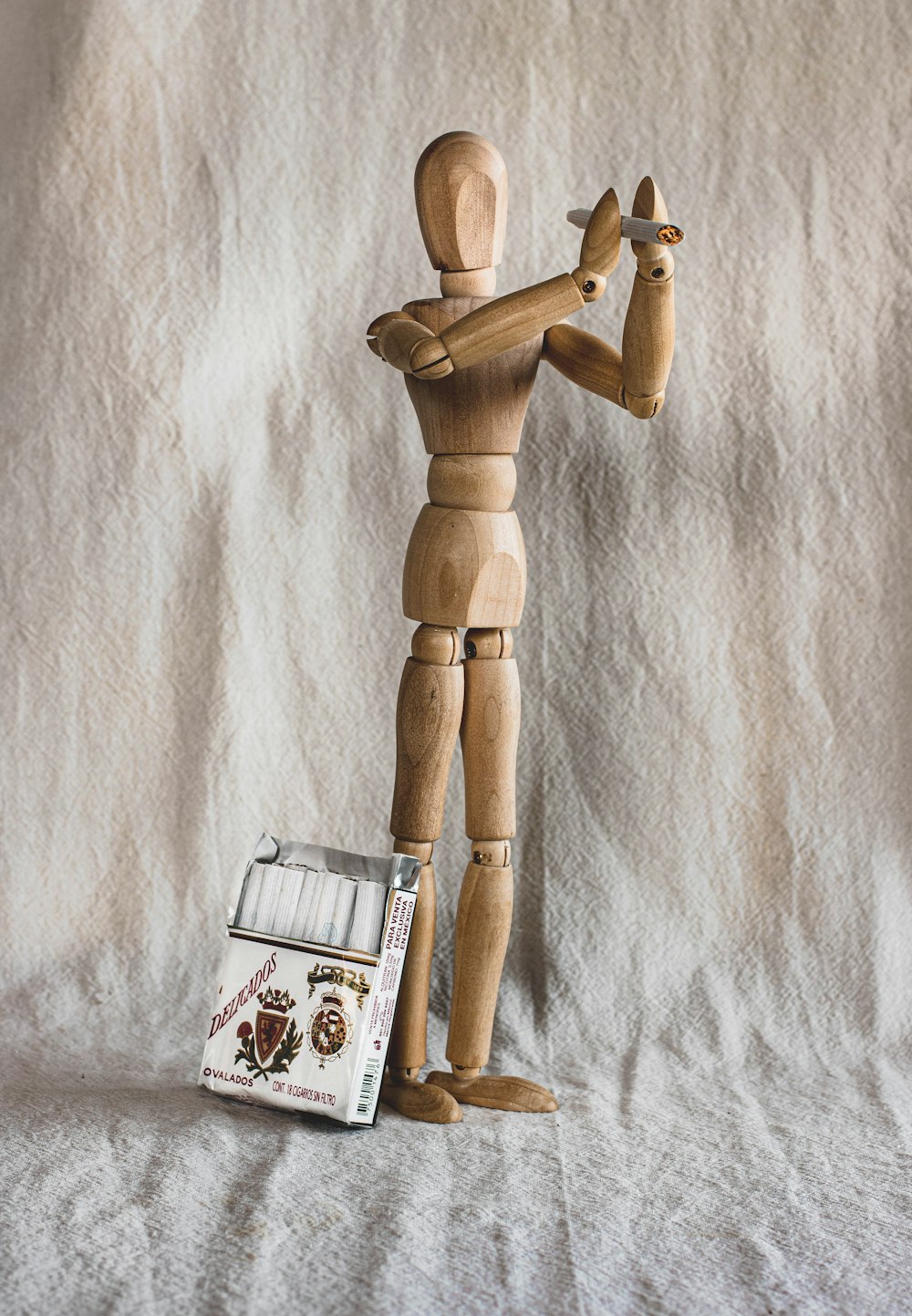 Figurine en bois humaine marron