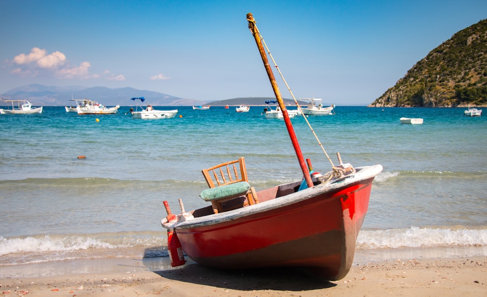 Bateau rouge au bord de la mer