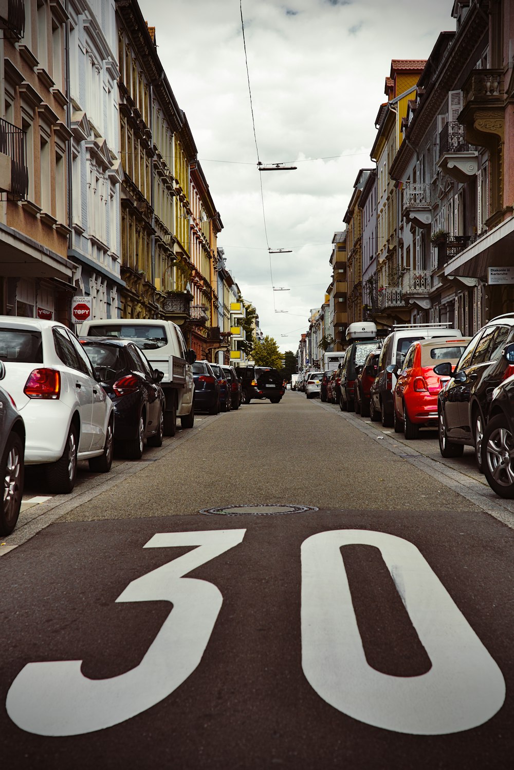 Autos neben Gebäuden geparkt