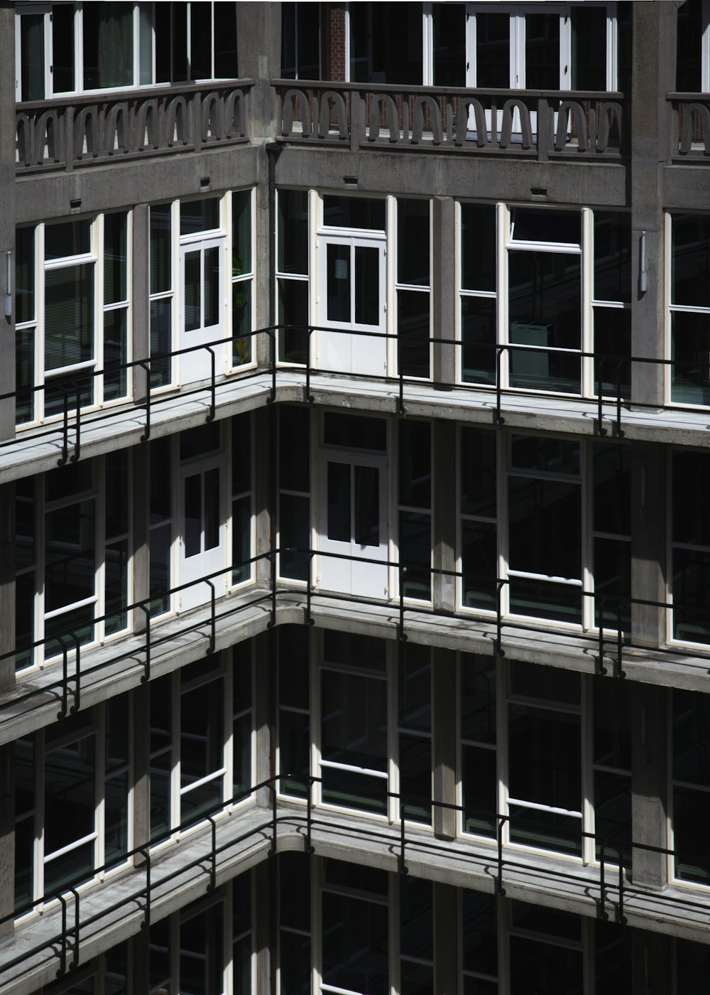 흰색과 회색 콘크리트 건물