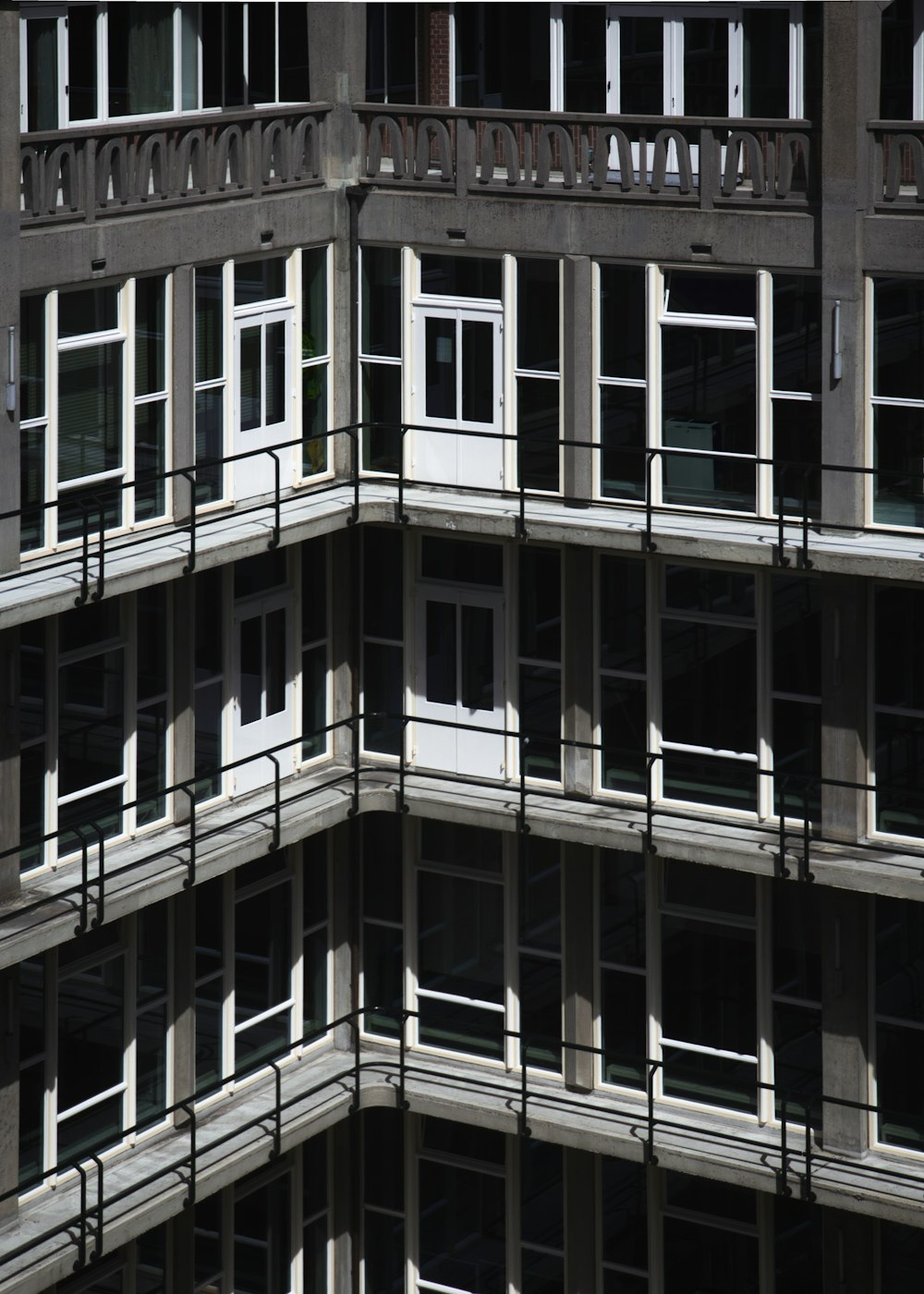 edifício de concreto branco e cinza