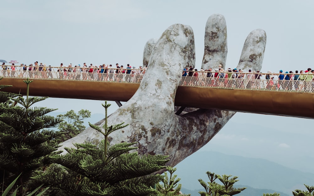 persone che camminano sul ponte durante il giorno