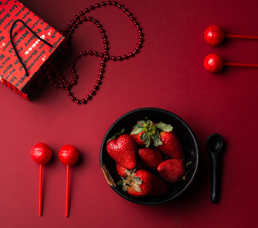 Schüssel mit Erdbeeren auf dem Tisch