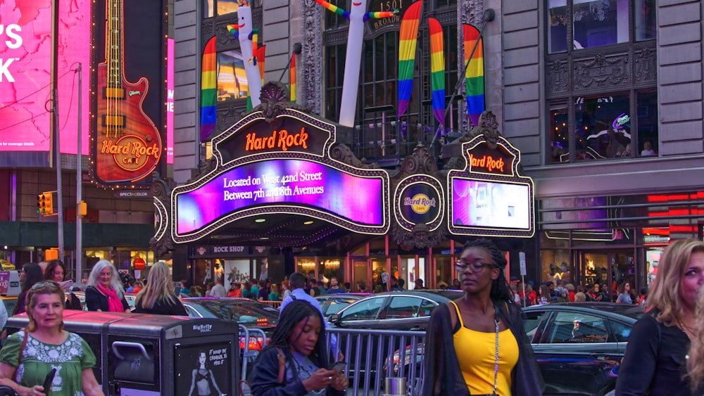 Gruppe von Menschen, die neben dem Hard Rock Café spazieren gehen