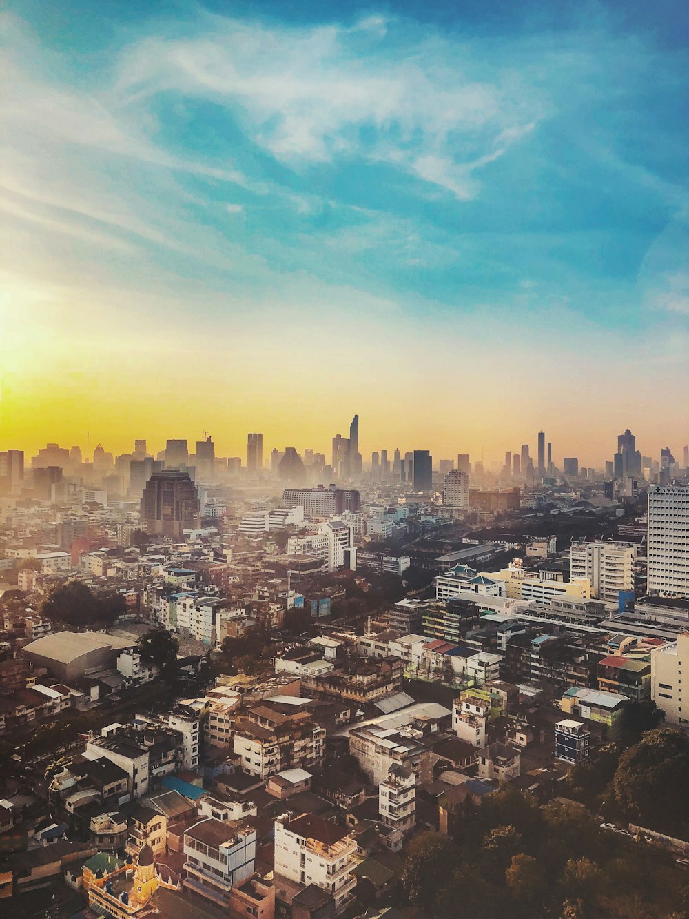 Edificios de hormigón bajo el cielo azul