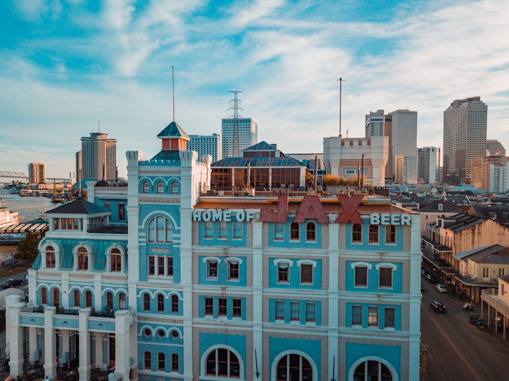 Foto architettonica di un edificio blu e bianco