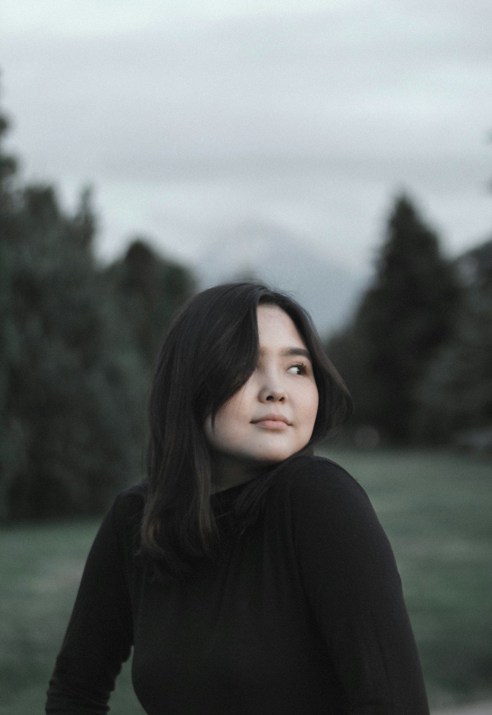 woman wearing black long-sleeved shirt focus photography