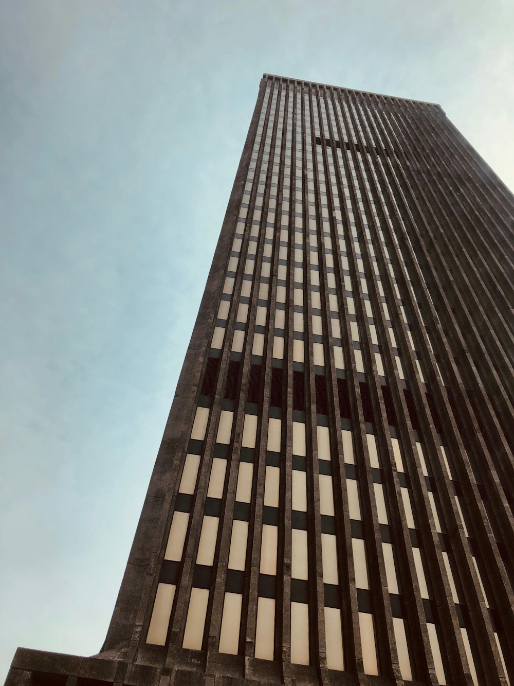 昼間の茶色のコンクリートの高層ビル