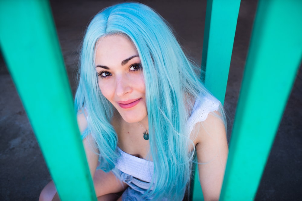 Mujer con cabello azul