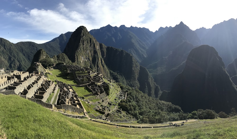 Montagne verte pendant la journée