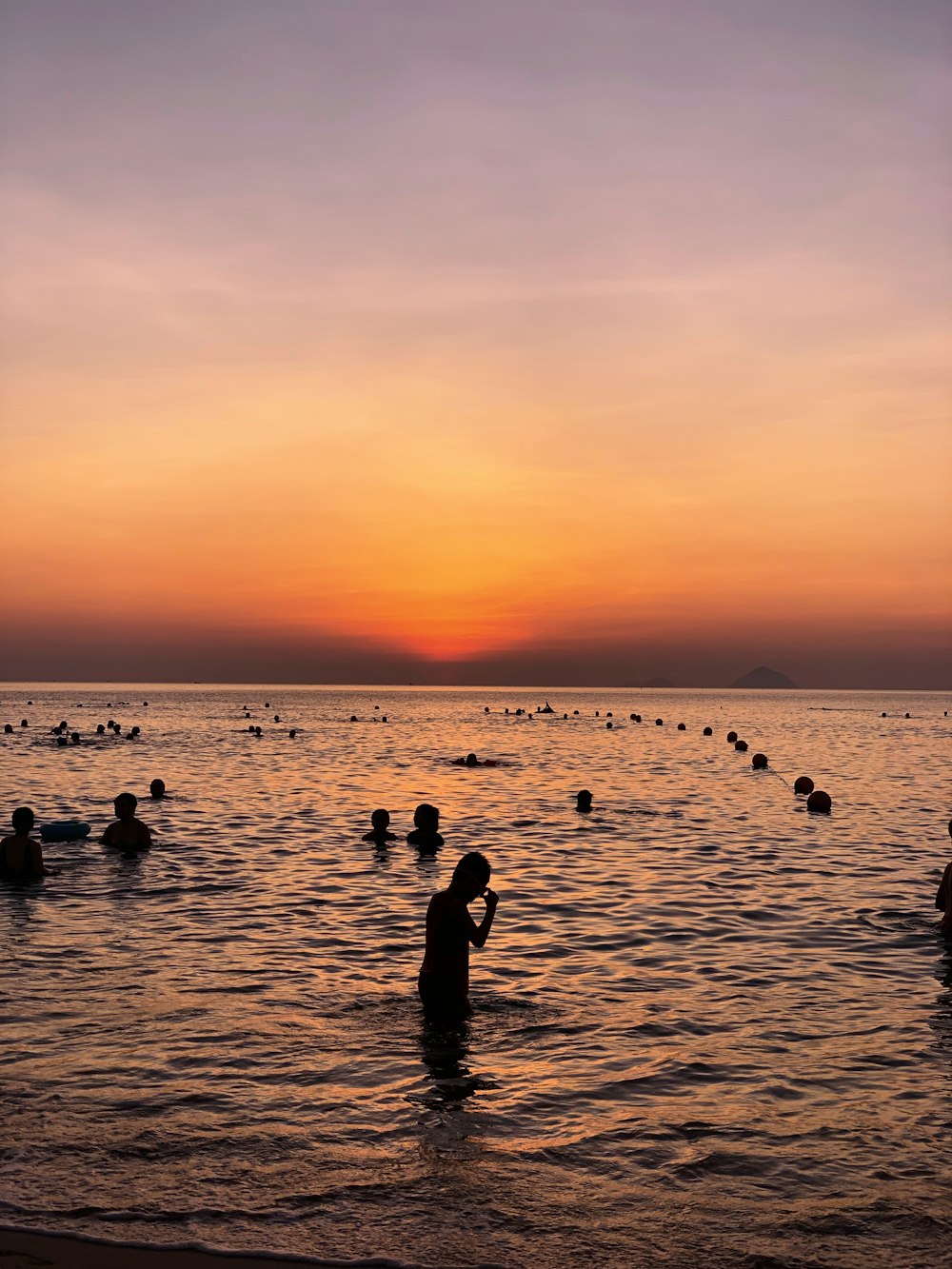Silhouettenfotografie von Menschen auf Gewässern während des Tages
