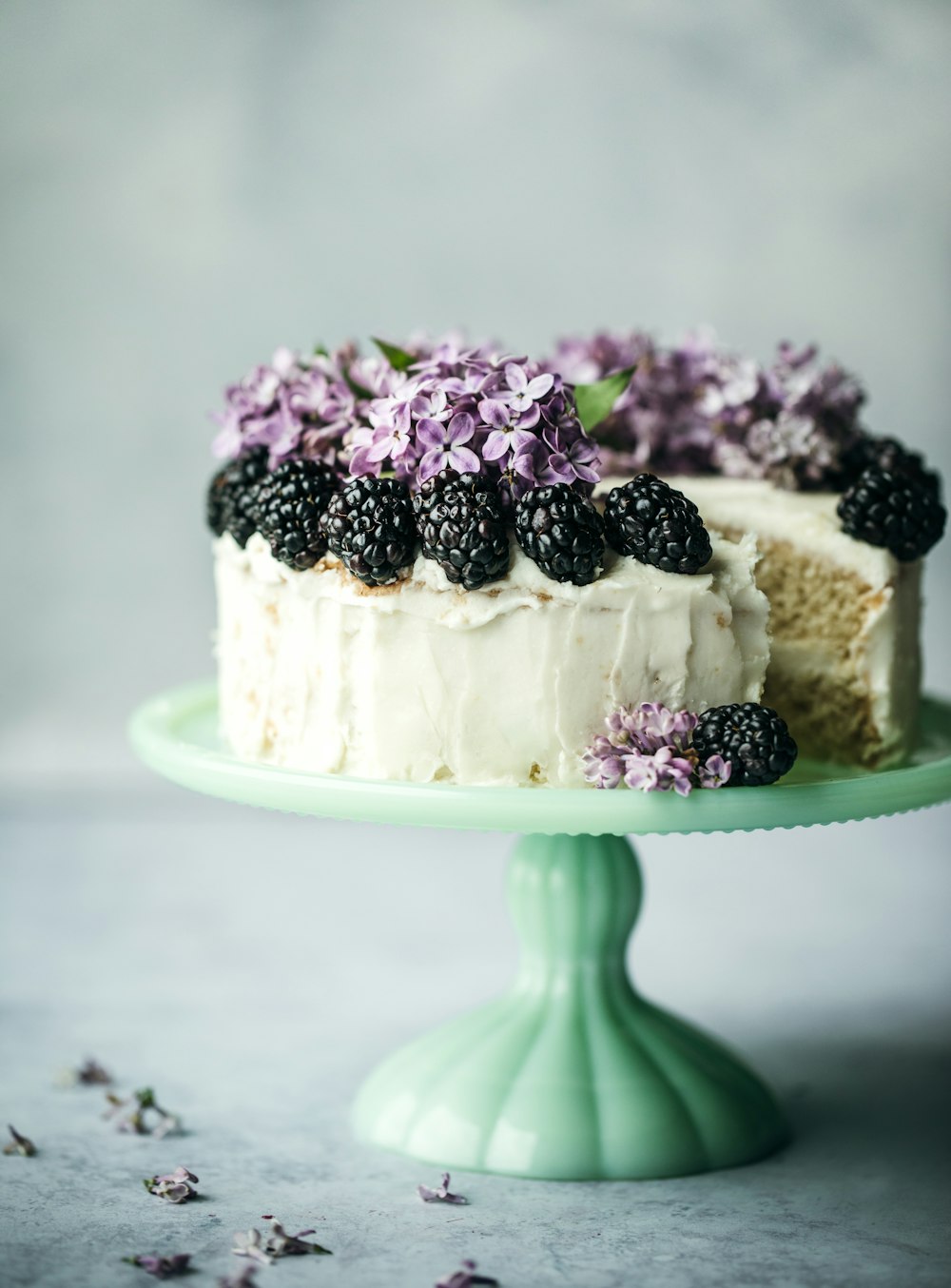 gâteau rond recouvert de glaçage blanc