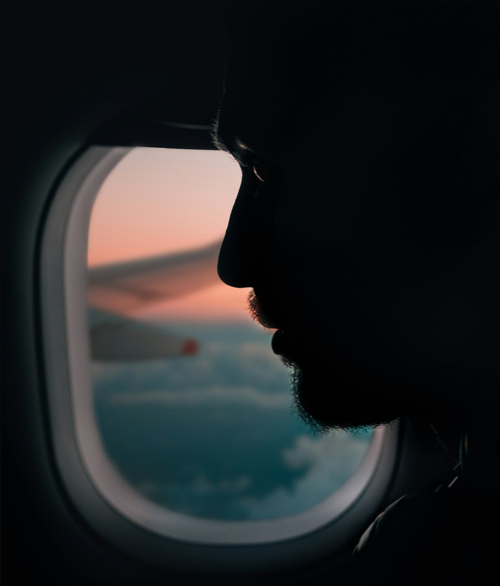 silhouette d’homme à côté du miroir d’avion