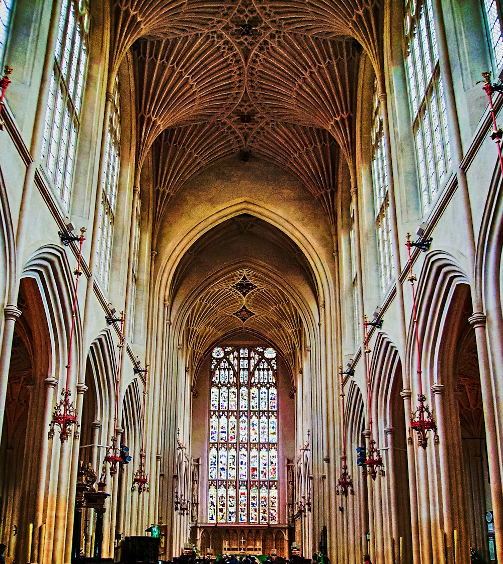 Interior del pasillo de hormigón marrón