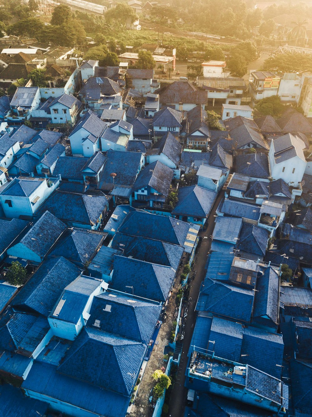Fotografia aerea di case con tetti blu durante il giorno