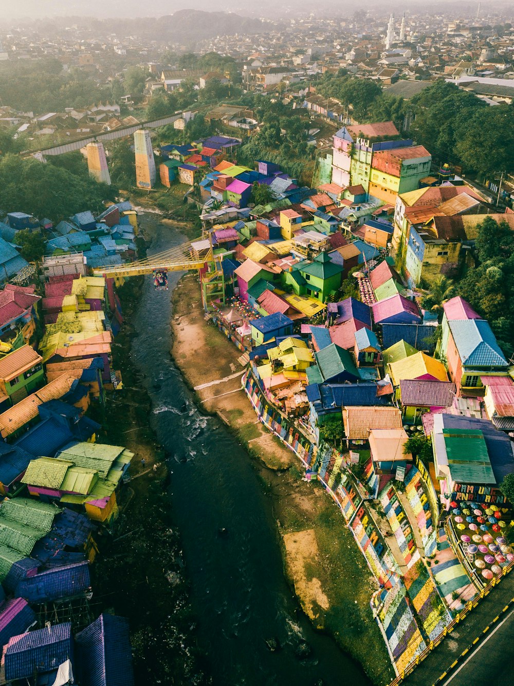 Fotografía de gran angular de casas con tejados pintados de arco iris