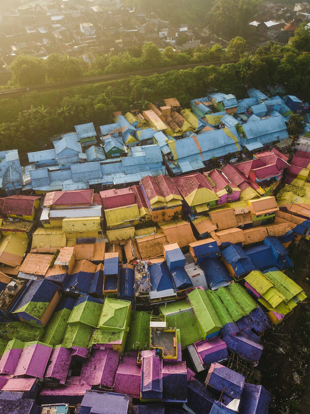 虹色に塗られた家屋の航空写真