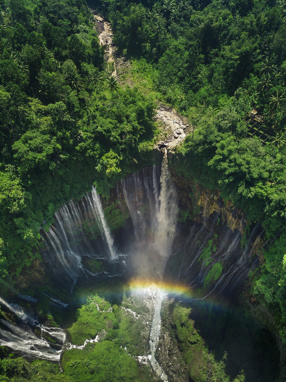 虹のかかった滝の空中写真
