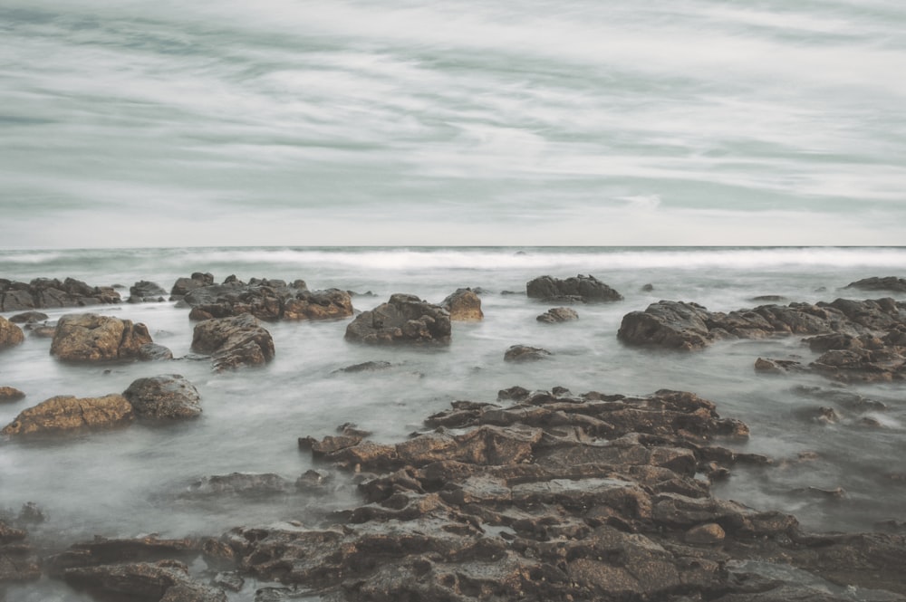 olas del mar aplastadas contra las rocas