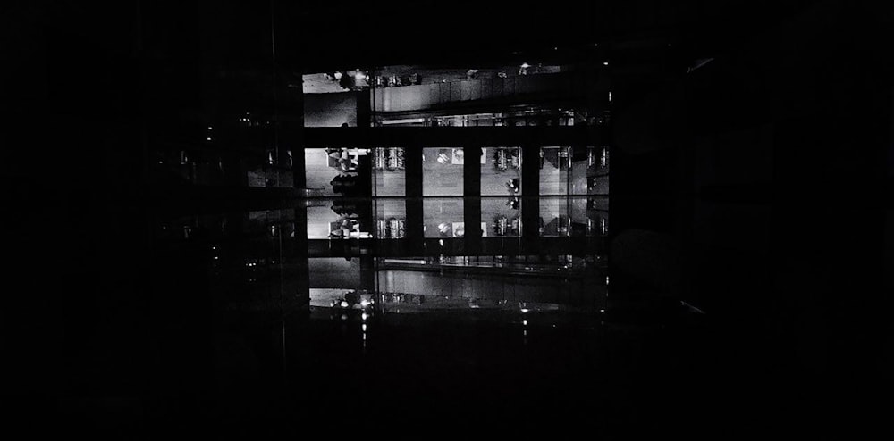 Una foto en blanco y negro de un edificio por la noche
