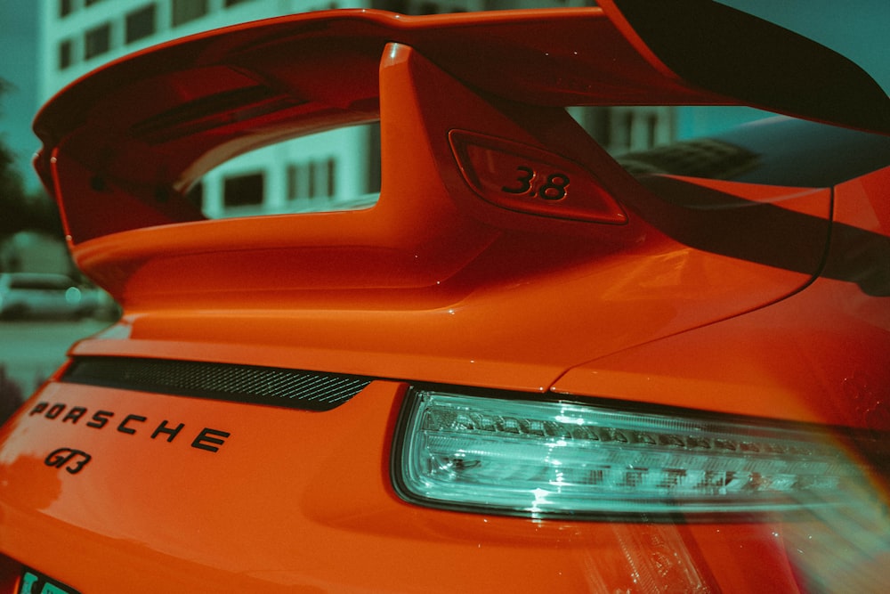 orangefarbenes Porsche Q3 Fahrzeug