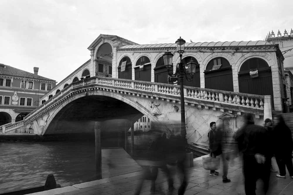 Foto en escala de grises del Puente de Rialto